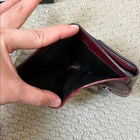 Gucci Women’s GG Beige and Burgundy Wallet - Picture 6 of 11